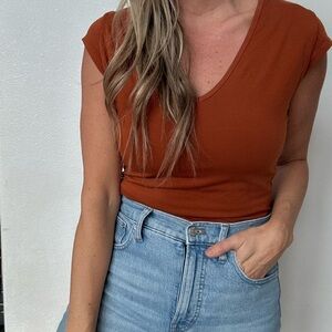 Everlane Terracotta V-Neck Short Sleeve Tee